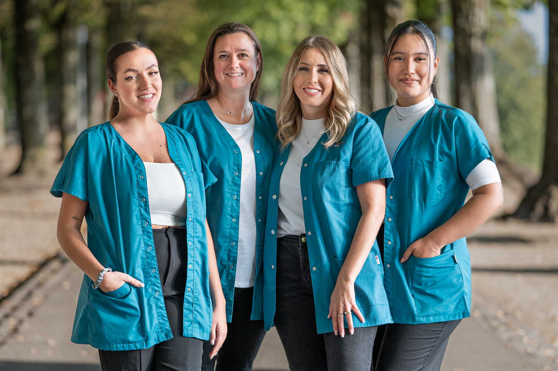 Notre équipe d’assistantes médicales vous accueillent chaleureusement au téléphone ou au cabinet : Valérie, Dayana, Mirella, Denissa et Aya (dans l’ordre d’arrivée).